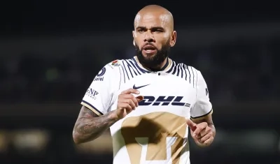 Dani Alves juega en Pumas en junio de 2022.