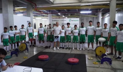 Varios de los beneficiados de las Escuelas de Formación Deportivas del Distrito.