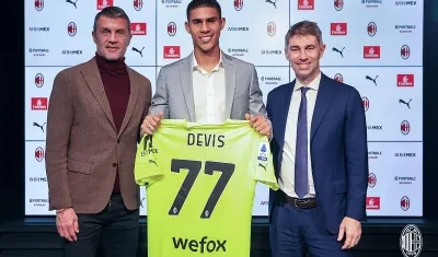 Devis Vásquez en su presentación como nuevo jugador del Milan. A su derecha, Paolo Maldini.