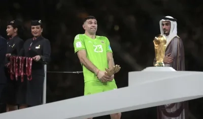 El portero argentino 'Dibu' Martínez y su gesto obsceno en los festejos.