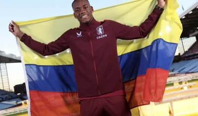 Jhon Jáder Durán posó en su presentación con la bandera de Colombia.