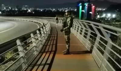 Un soldado vigila esta noche de martes un sector de Santa Marta.