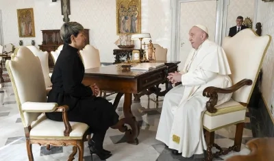 El Papa Francisco y Verónica Alcocer en la audiencia privada de este sábado.