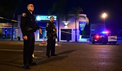 Policías de Los Ángeles vigilan la zona del tiroteo.