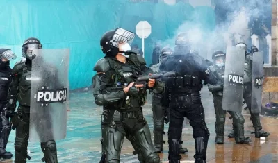 Miembros del Escuadrón Móvil Antidisturbios (Esmad) se enfrentan a manifestantes durante una jornada de protestas en Bogotá.