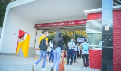 Estudiantes ingresan a la Universidad Autónoma del Caribe.