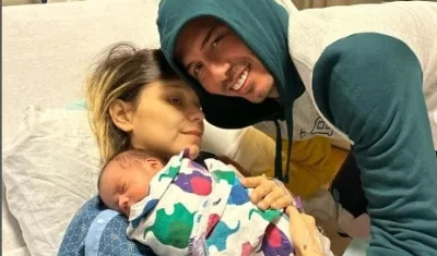 Paula Durán y Sergio Vega con Juan José, el terrce hijo que nació en noviembre pasado.