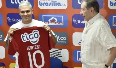 Juan Fernando Quintero y Fuad Char en la presentación del jugador antioqueño.