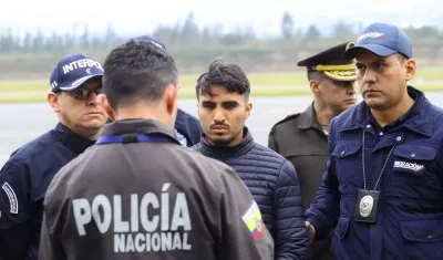 El teniente Germán Cáceres cuando era entregado a autoridades de Ecuador en Quito.