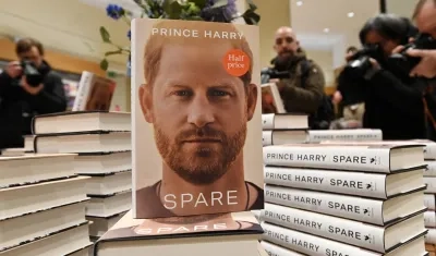 La biografía del príncipe Enrique relata su tormentosa relación con la familia real británica.