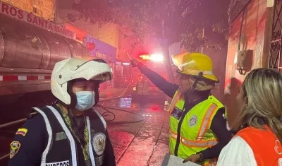 Bomberos en el momento de la emergencia.