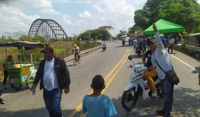 El bloqueo del puente San Jorge sobre la Troncal de Occidente en el municipio de La Apartada.