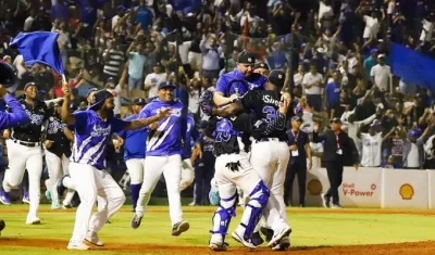 Peloteros de Tigres del Licey festejan su paso a la final. 