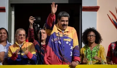El presidente de Venezuela, Nicolás Maduro, saludó desde "el balcón del pueblo" del Palacio de Miraflores, este lunes en Caracas.