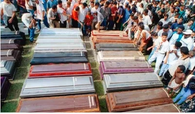 Sepelio colectivo tras la masacre.