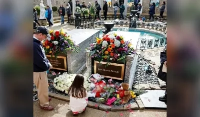 Lisa Marie Presley quedó al lado de la tumba de su hijo Benjamin Keough, quien murió en el 2020.