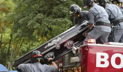 Los restos de Pelé fueron transportados hasta el camposanto en un camión de bomberos.