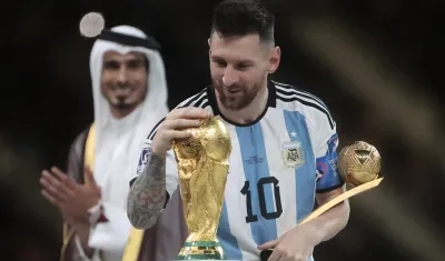 Lionel Messi por fin consiguió su anhelado trofeo en Catar.