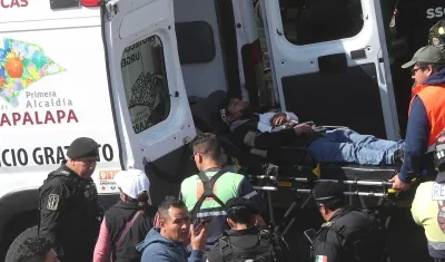 Miembros de los servicios de emergencia trasladan a un herido.