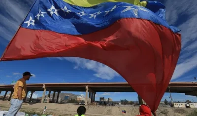 Migrantes de origen venezolano permanecen en casas de campaña a orillas del Río Bravo, en Ciudad Juárez, México.