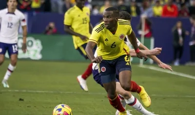 Juan David Mosquera domina la pelota en el juego contra Estados Unidos.