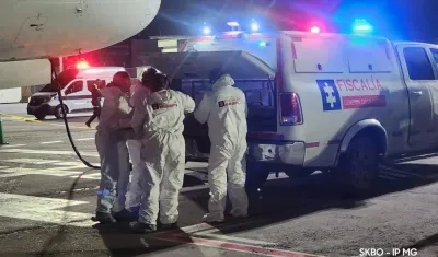 Personal del CTI en el levantamiento de los dos cuerpos en el tren de aterrizaje del avión de Avianca.