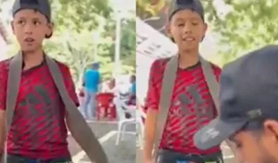 El supuesto niño vendedor de dulces con otro actor que participa en el video que se hizo viral.