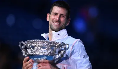 Novak Djokovic con el trofeo que lo acredita como campeón del Abierto de Australia.