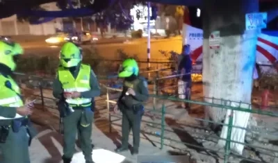 La Policía Metropolitana en el sitio en donde fue asesinado el hombre, aún sin identificar.