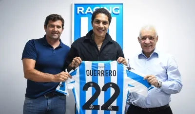 Paolo Guerrero con la camiseta que lucirá en Racing.