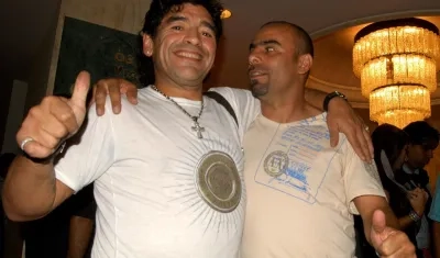 Maradona con el exfutbolista colombiano Mauricio 'Chicho' Serna.