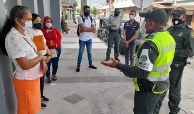 Policías del Magdalena conversan con varios habitantes de los municipios en los que circuló el audio.