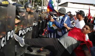 Manifestantes forcejean con miembros de la Policía durante la "toma de Lima" este jueves en Lima.