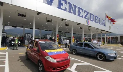 Vehículos recorren este lunes el puente binacional Atanasio Girardot, que une a las poblaciones de Cúcuta, Colombia, y Tienditas, Venezuela.
