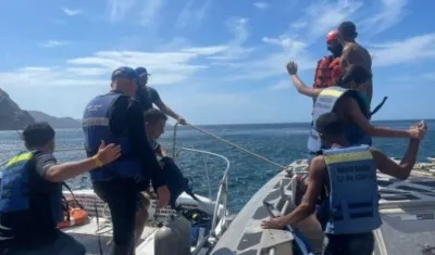 Hombres de la Armada en pleno rescate de los pasajeros en el sector de Isla Agua.
