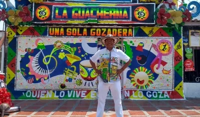 Alcides José Romero Cogollo, Rey Momo 2020, posando en una fachada carnavalera.