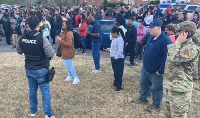 Personas a las afueras del colegio.