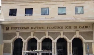 Fachada de la Universidad Distrital Francisco José de Caldas.