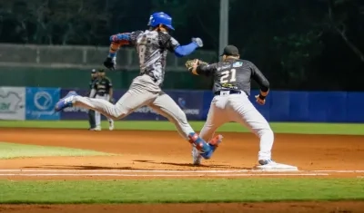 Fabián Pertuz, de Caimanes, es puesto out en la inicial por Pabel Manzanero.