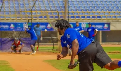 Eduar López, lanzador de Vaqueros, durante un entrenamiento en Montería.