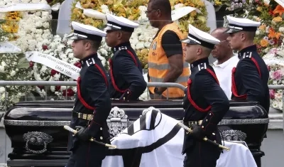 El féretro de Pelé llevó una bandera del Santos.