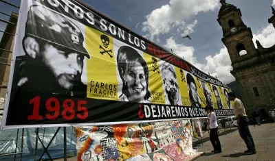 Familiares de los muertos y desaparecidos por el asalto de guerrilleros del M-19 al Palacio de Justicia de Bogotá ocurridos el 6 y 7 de noviembre de 1985.
