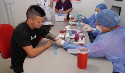 Wálmer Pacheco en plena toma de muestras para laboratorio.