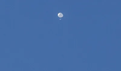  “Globo espía” sobrevolando el espacio aéreo.