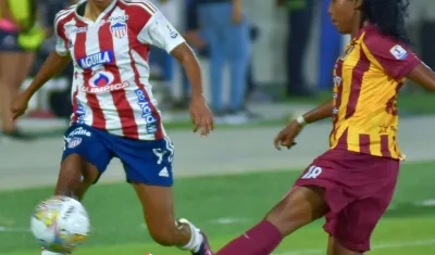Karina Valencia, de las Tiburonas, en una acción del juego contra Tolima. 