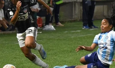 Joselyn González, de Tiburonas, elude la marca de una rival.Joselyn González, de Tiburonas, elude la marca de una rival.