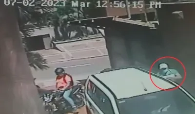 Los delincuentes en pleno atraco.