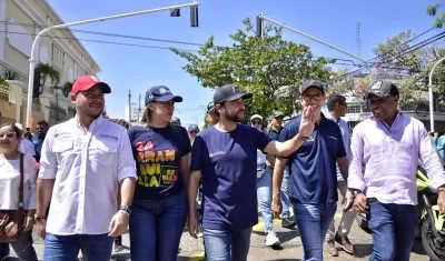 El alcalde Jaime Pumarejo durante el recorrido en la carrera 44 esta tarde. 