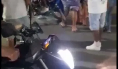 Momentos en que es auxiliada la mujer herida en el barrio El Pueblo.