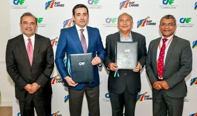 El representante de la CAF en Colombia Rodrigo Peñailillo y el gerente de la RAP Caribe Amylkar Acosta, entre otros, en el reciente encuentro.